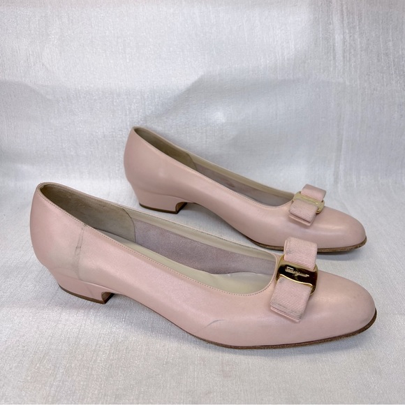 Salvatore Ferragamo 8.5 AA Narrow Pale Pink Low Heels Classic Bow Gancini Pumps - Picture 5 of 11